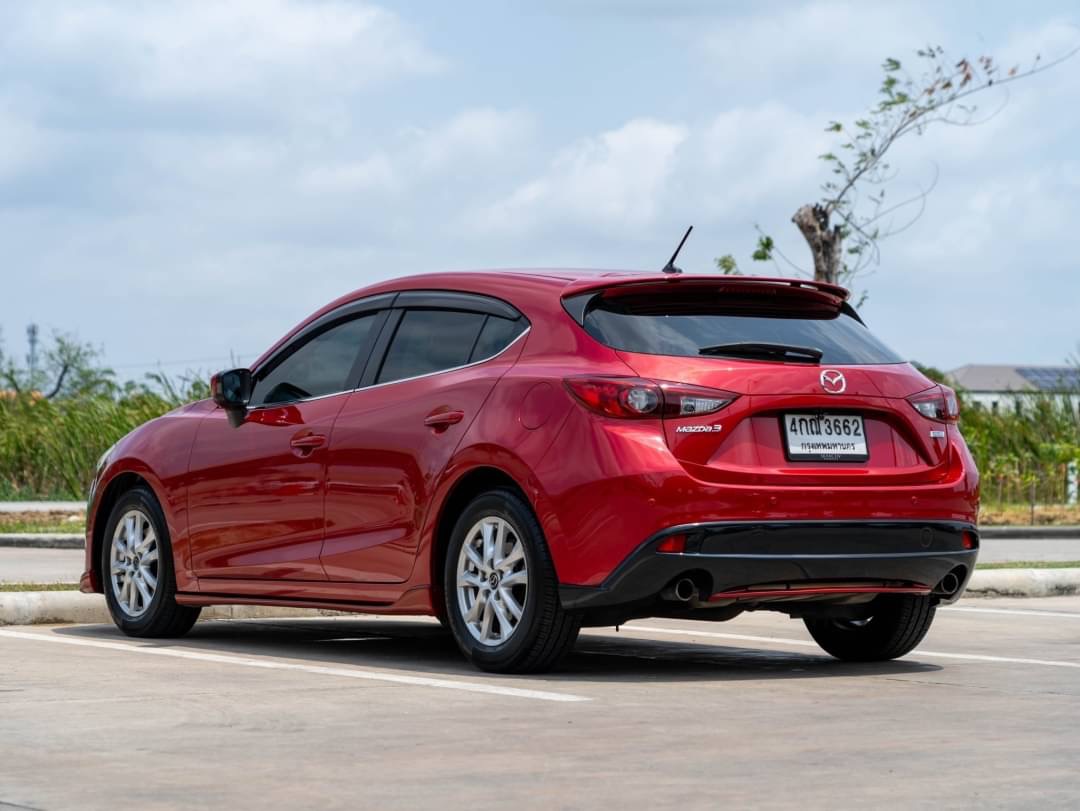 2015 Mazda 3 Hatchback สีแดง