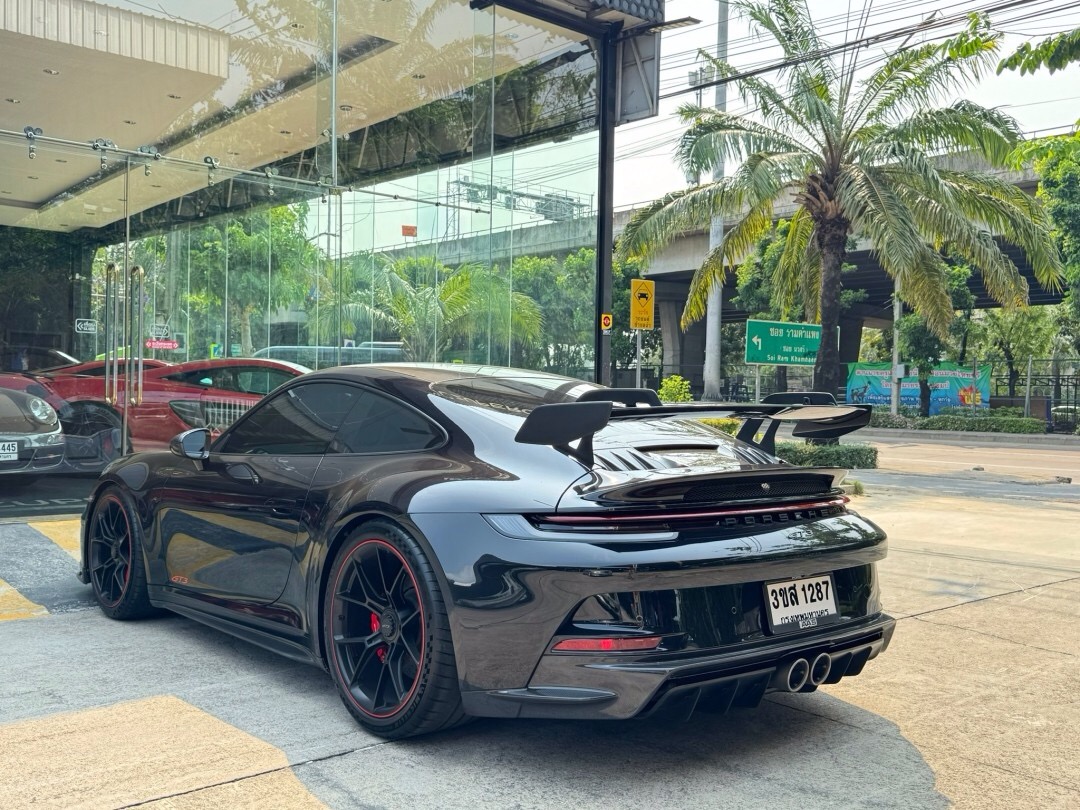 2022 Porsche 992 GT3 สีดำ