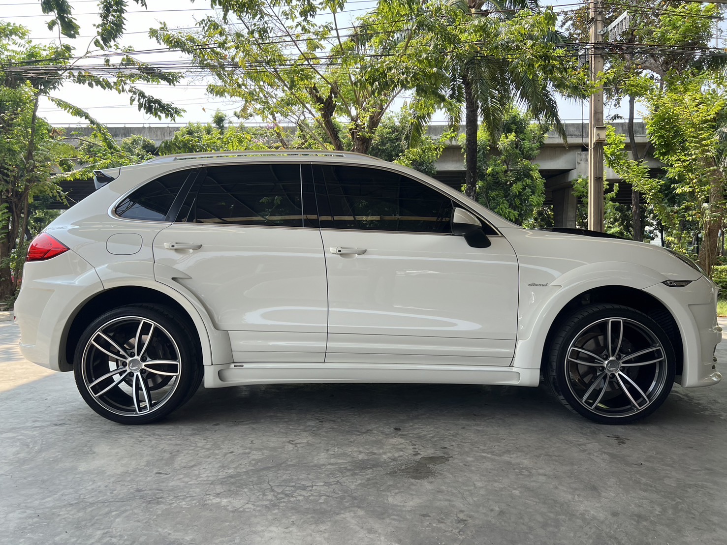 2011 Porsche Cayenne สีขาว