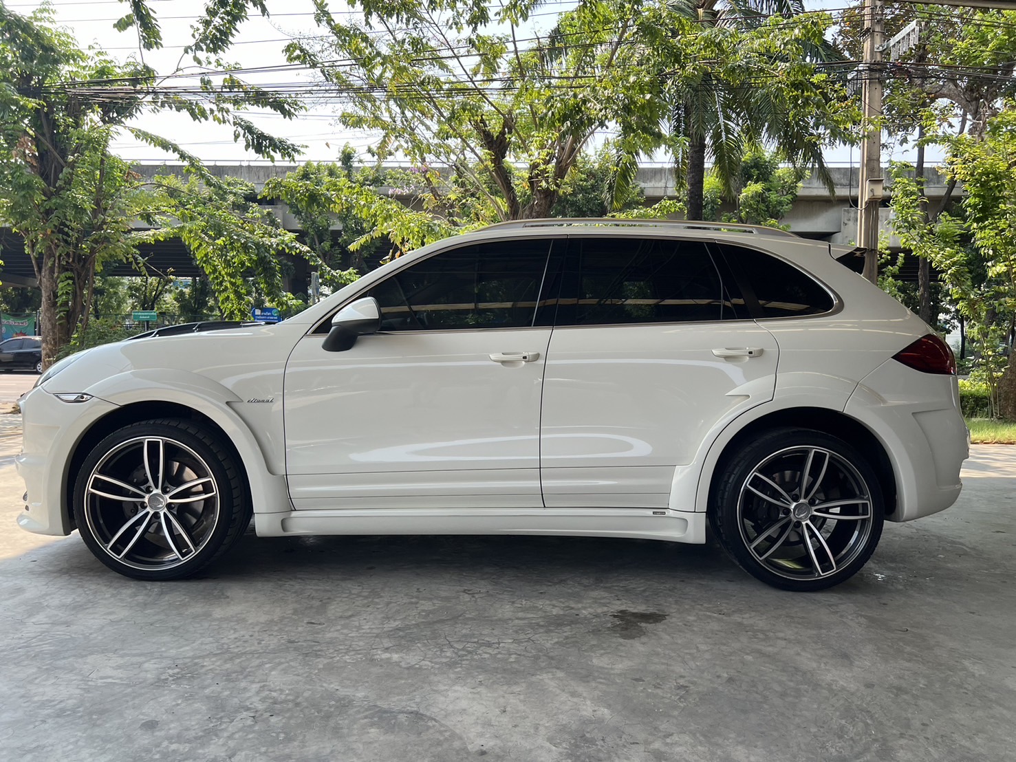 2011 Porsche Cayenne สีขาว