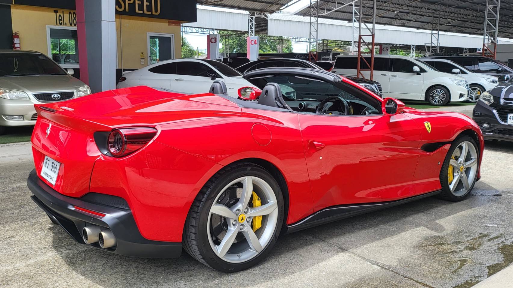 2019 Ferrari Portofino สีแดง