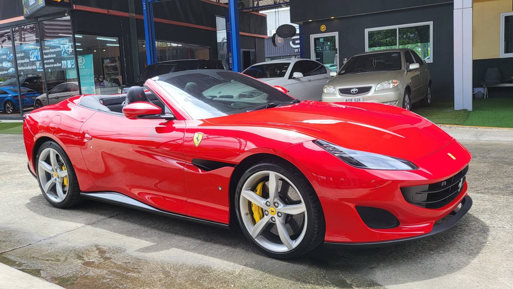 2019 Ferrari Portofino สีแดง