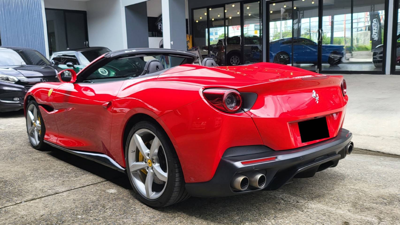 2019 Ferrari Portofino สีแดง