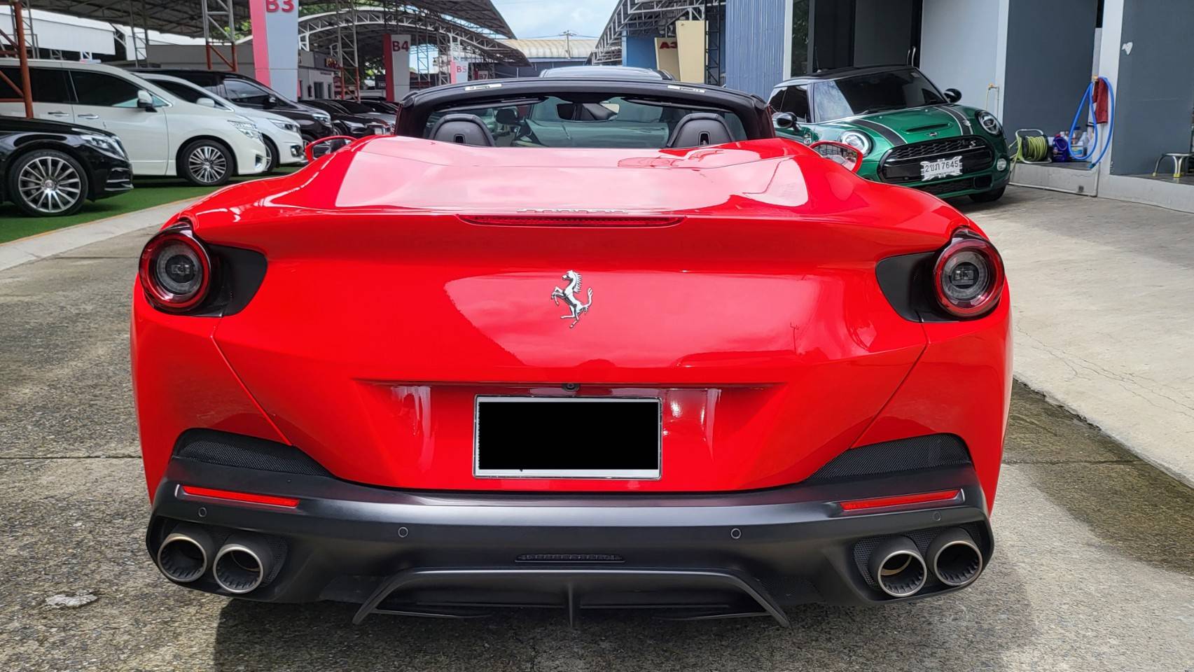 2019 Ferrari Portofino สีแดง