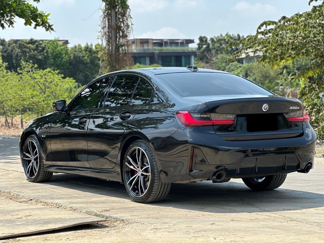 2023 BMW 330e M Sport LCI สีดำ