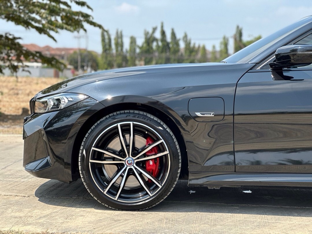 2023 BMW 330e M Sport LCI สีดำ