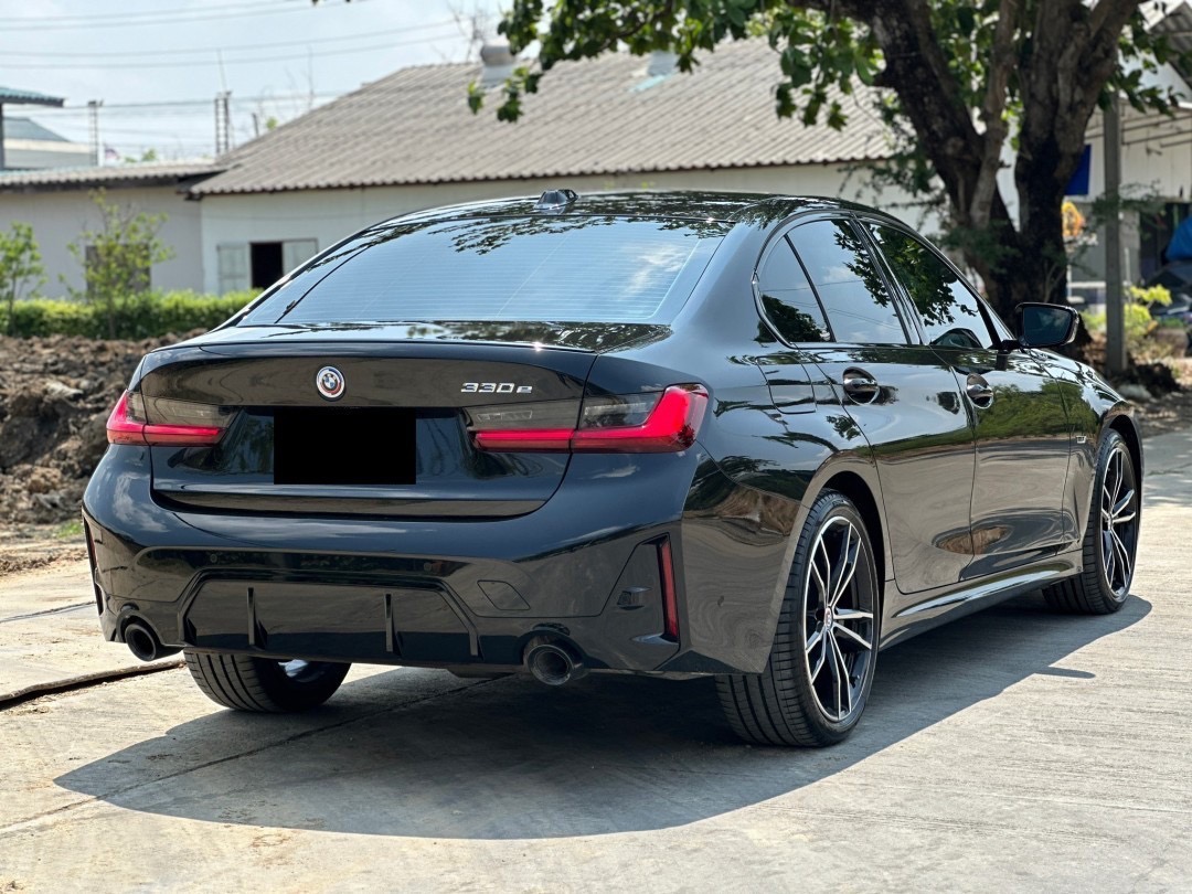 2023 BMW 330e M Sport LCI สีดำ