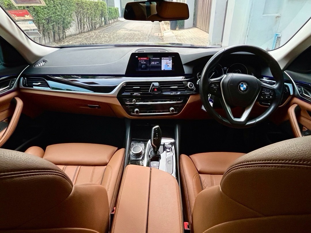 2019 BMW 530e Highline G30 สีดำ