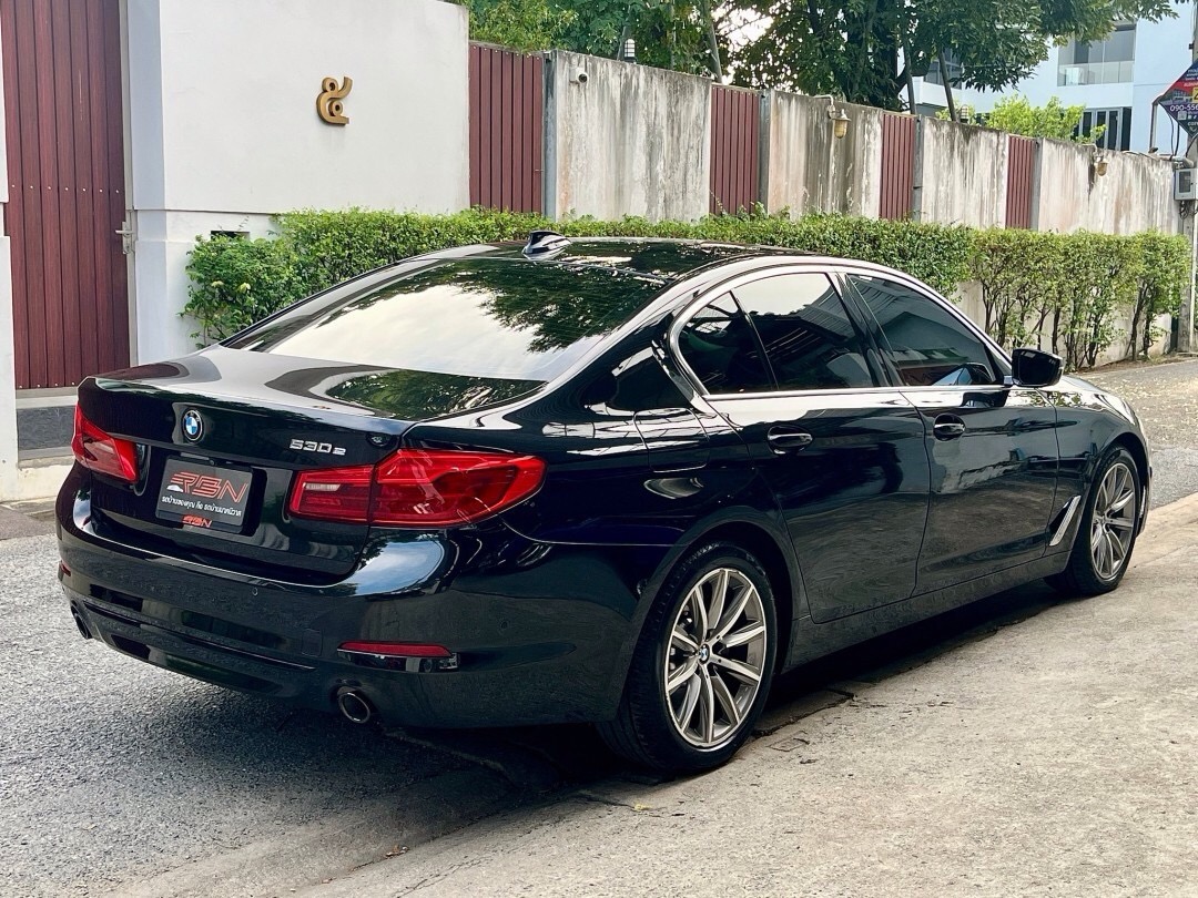 2019 BMW 530e Highline G30 สีดำ