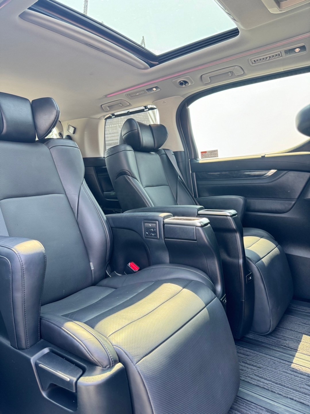 2019 Toyota Vellfire สีขาว