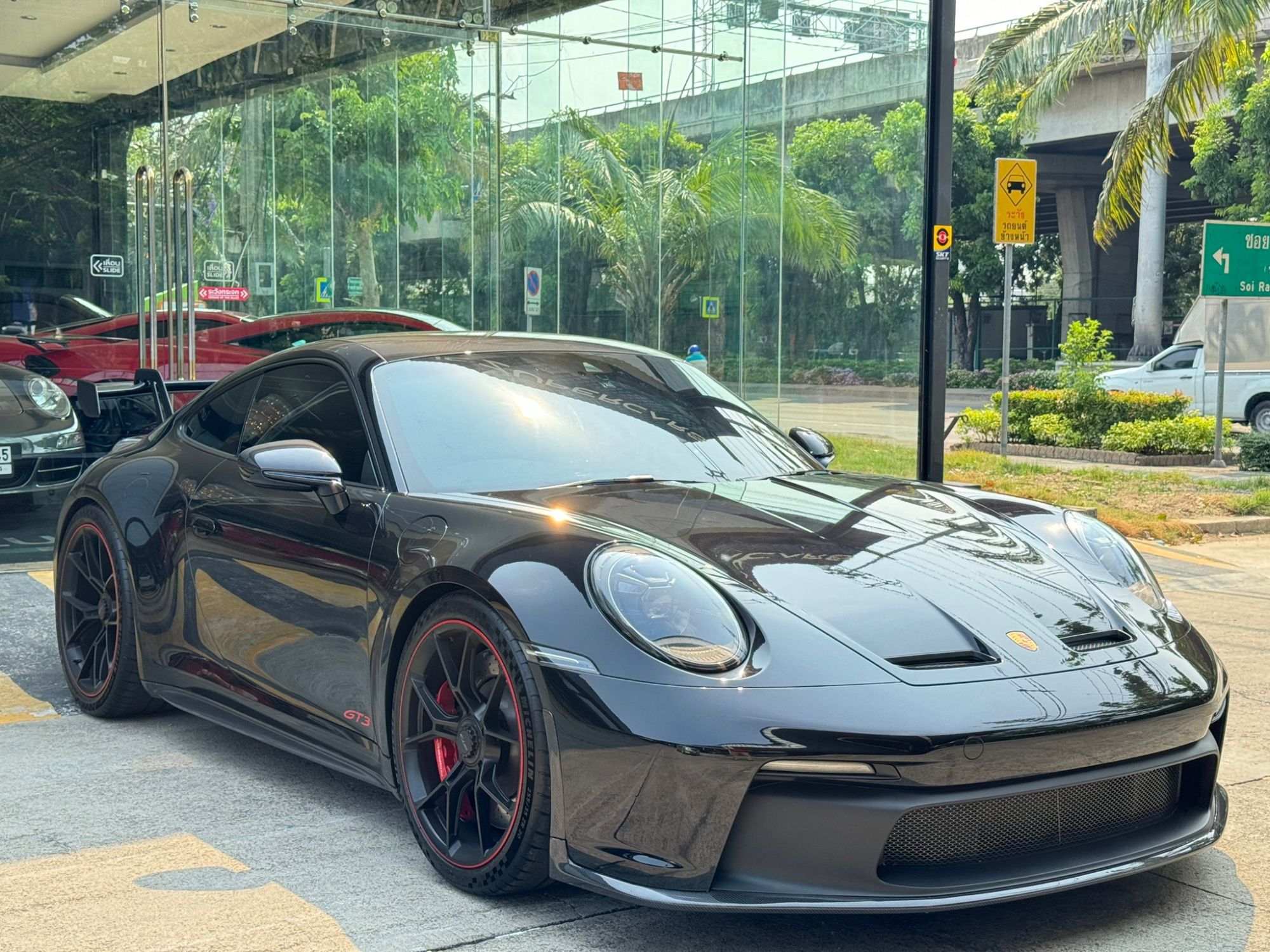 2022 Porsche 992 GT3 สีดำ