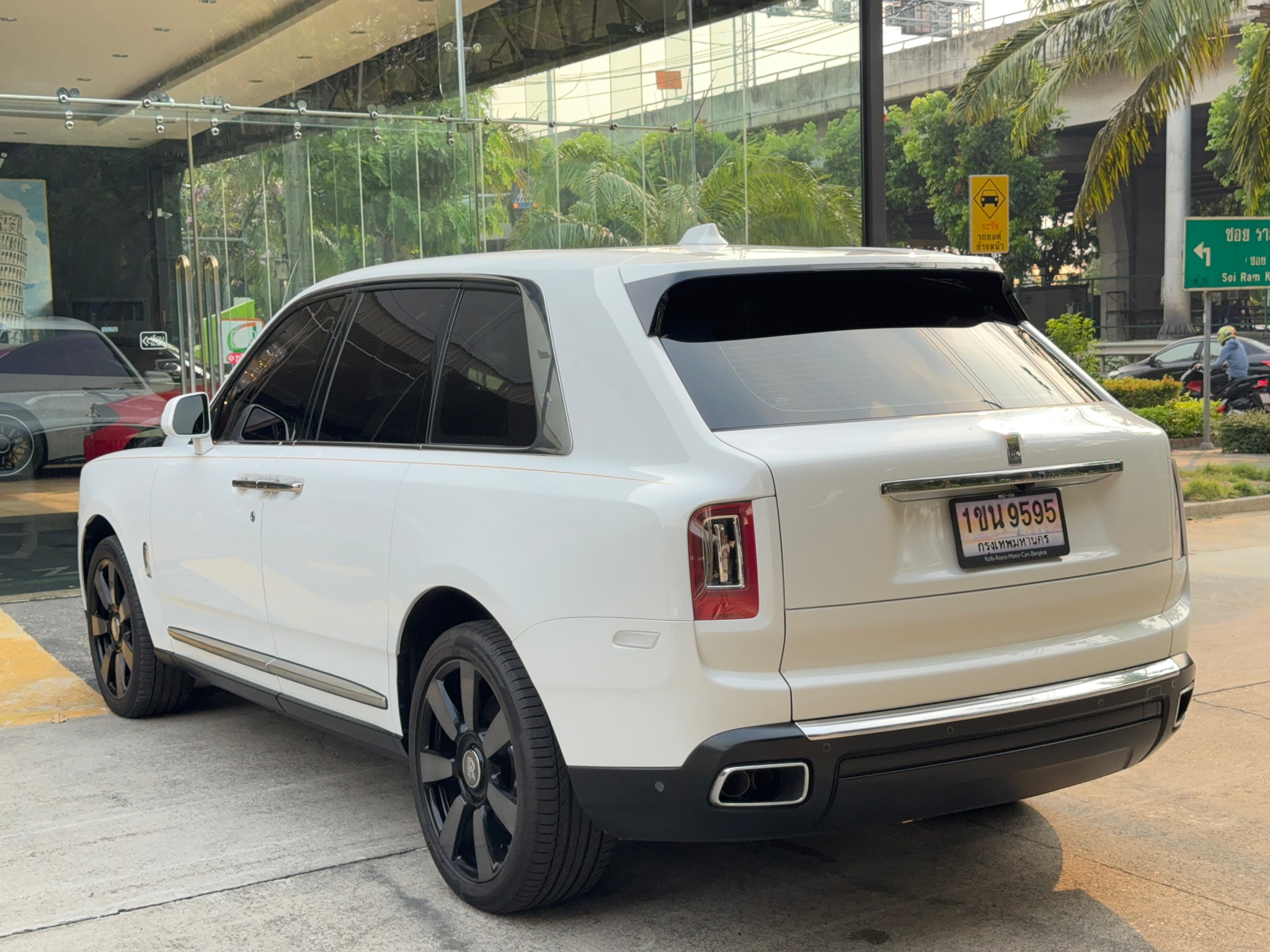 2023 Rolls-Royce Cullinan สีขาว