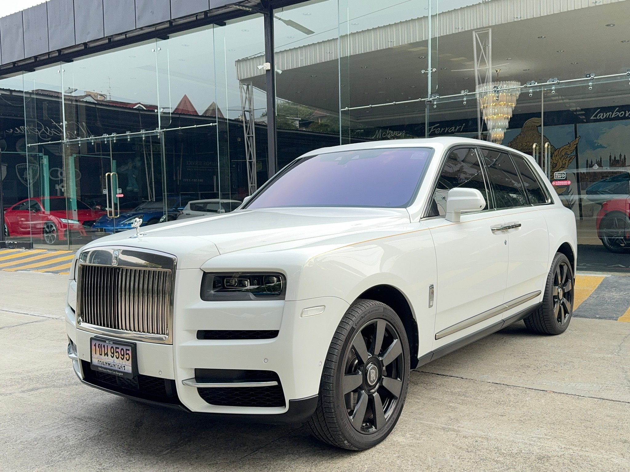 2023 Rolls-Royce Cullinan สีขาว