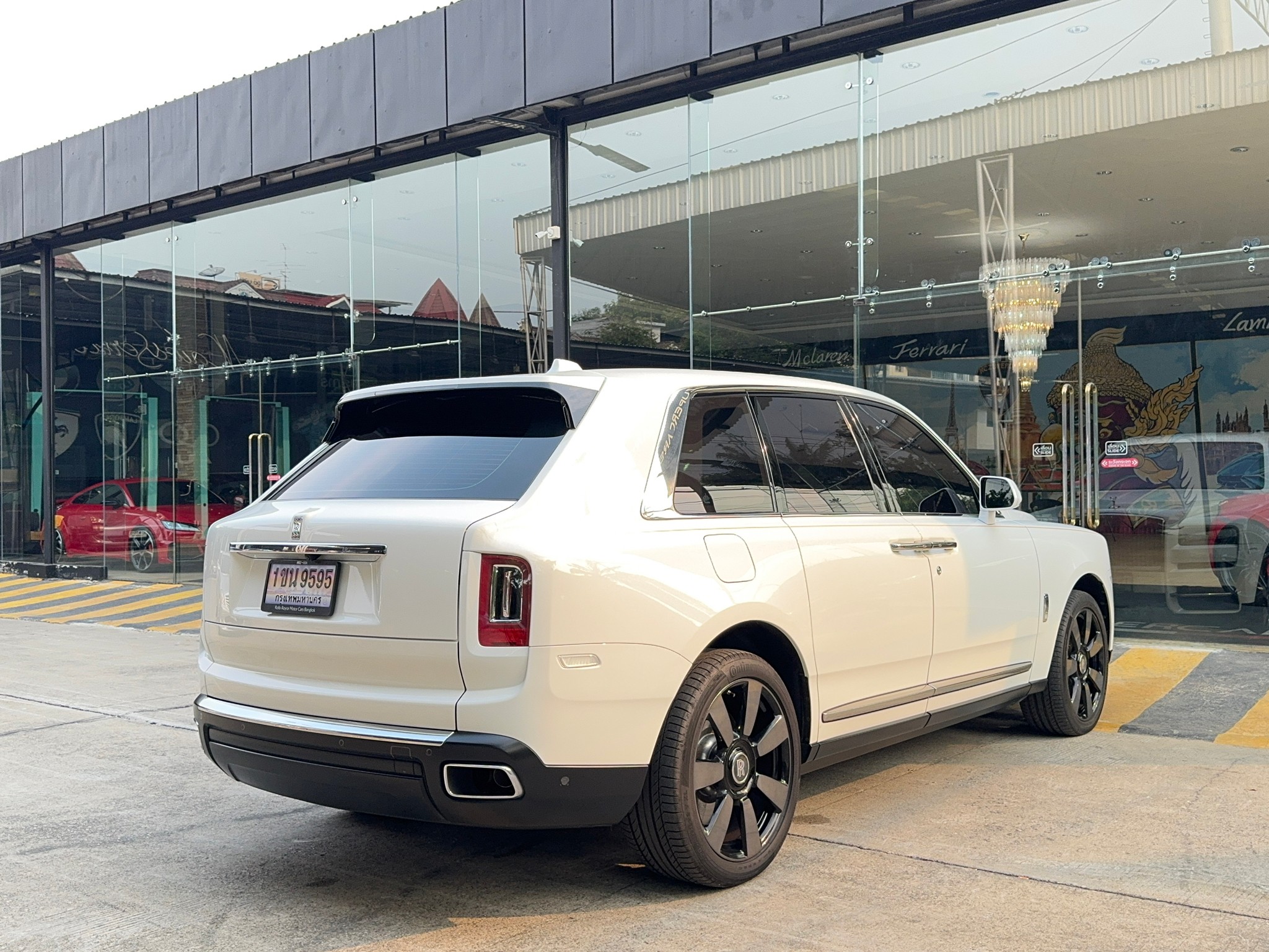 2023 Rolls-Royce Cullinan สีขาว