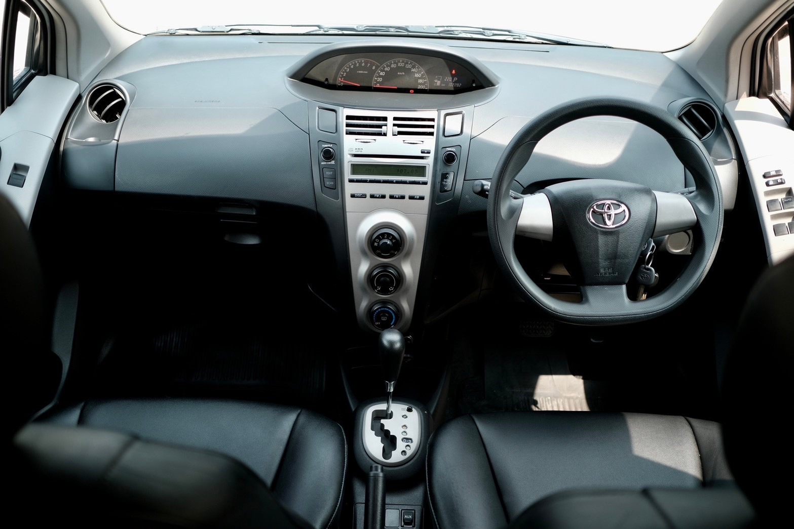 Toyota Yaris 1.5E ปี: 2013 สี: ขาว ฟรีดาวน์