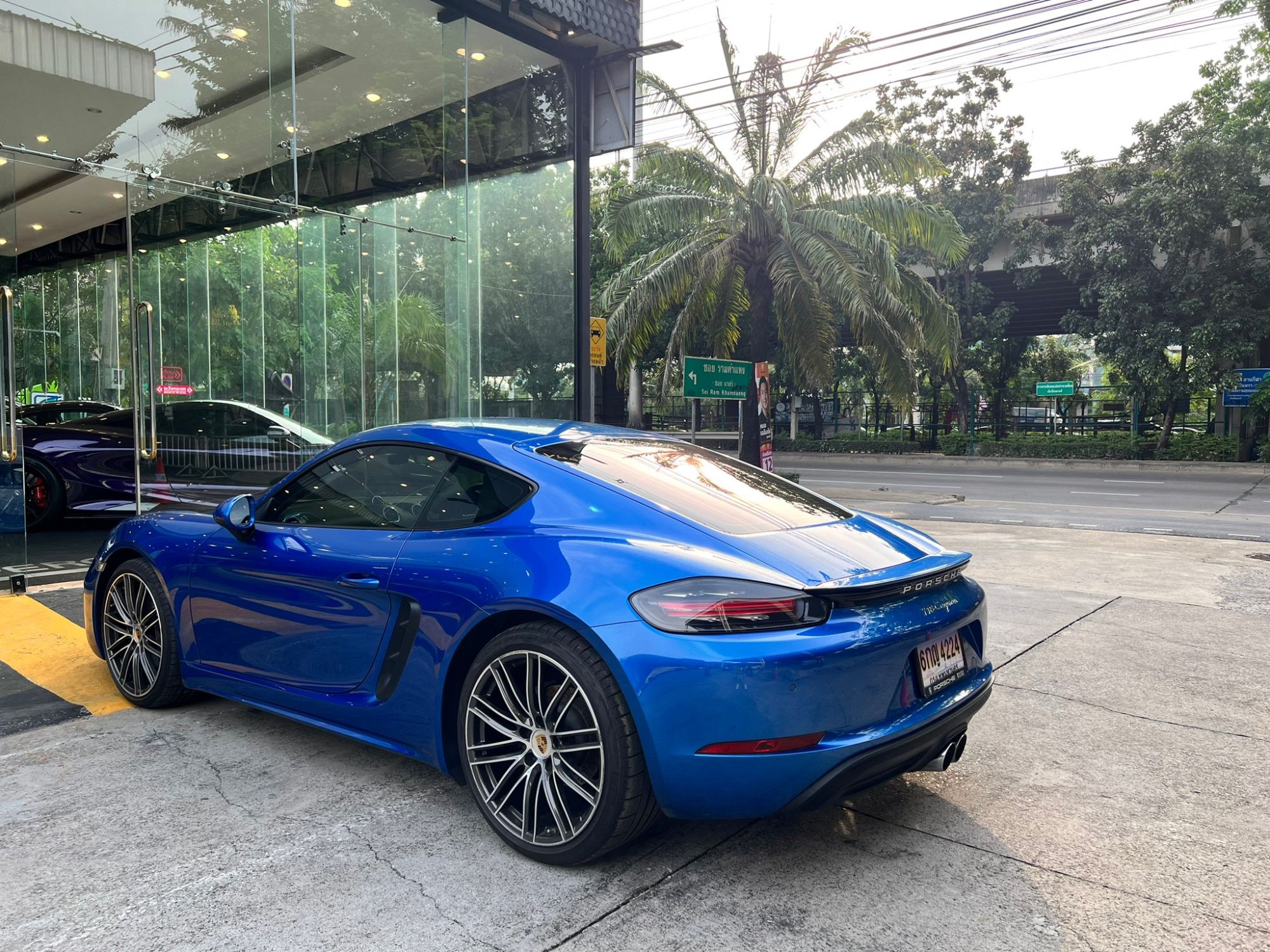 2018 Porsche Cayman 718 coupe สีน้ำเงิน