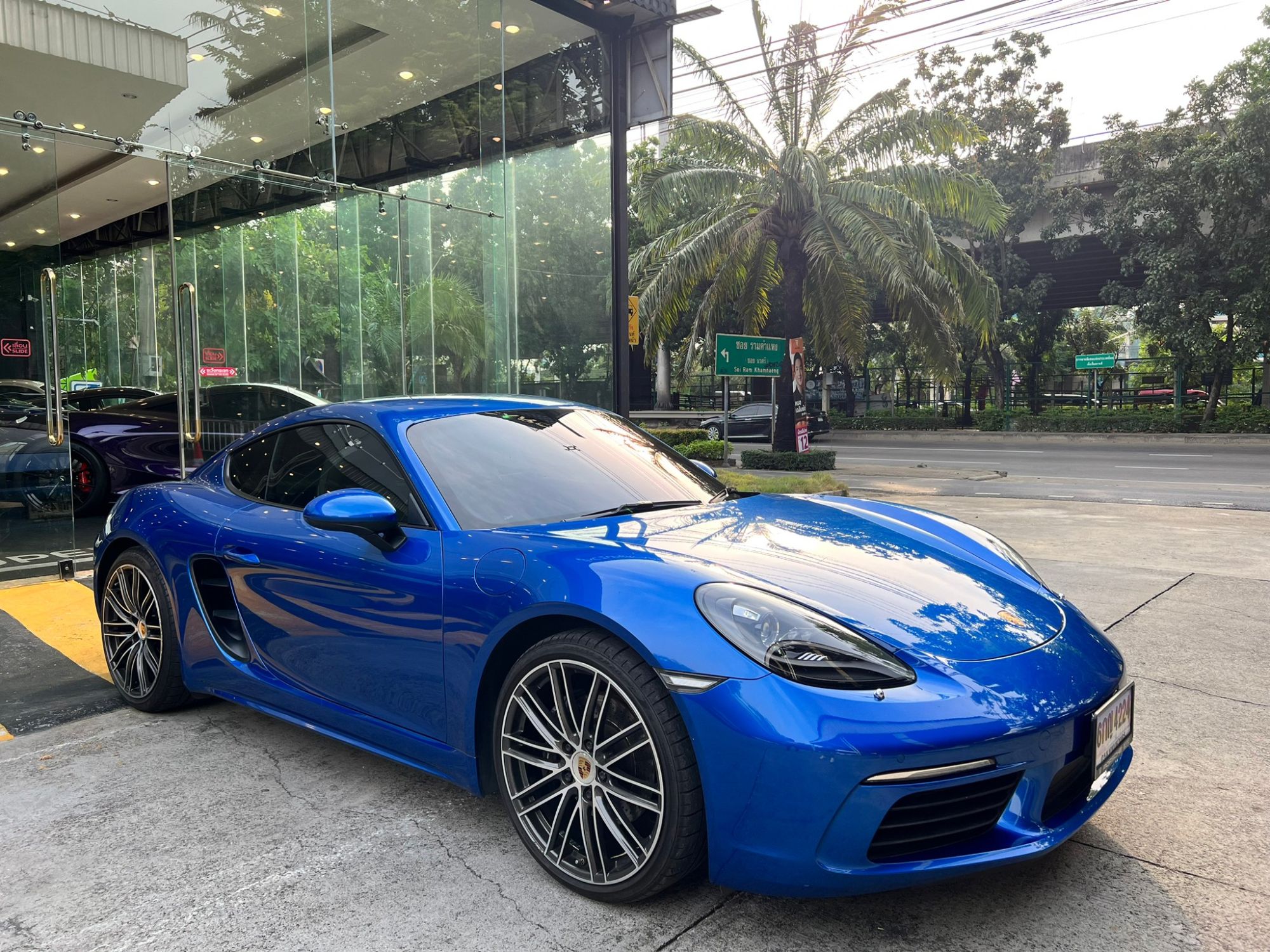 2018 Porsche Cayman 718 coupe สีน้ำเงิน