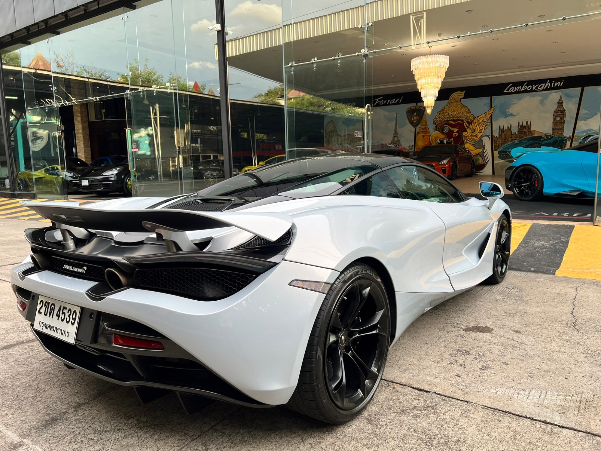 2021 McLaren 720S สีเทา