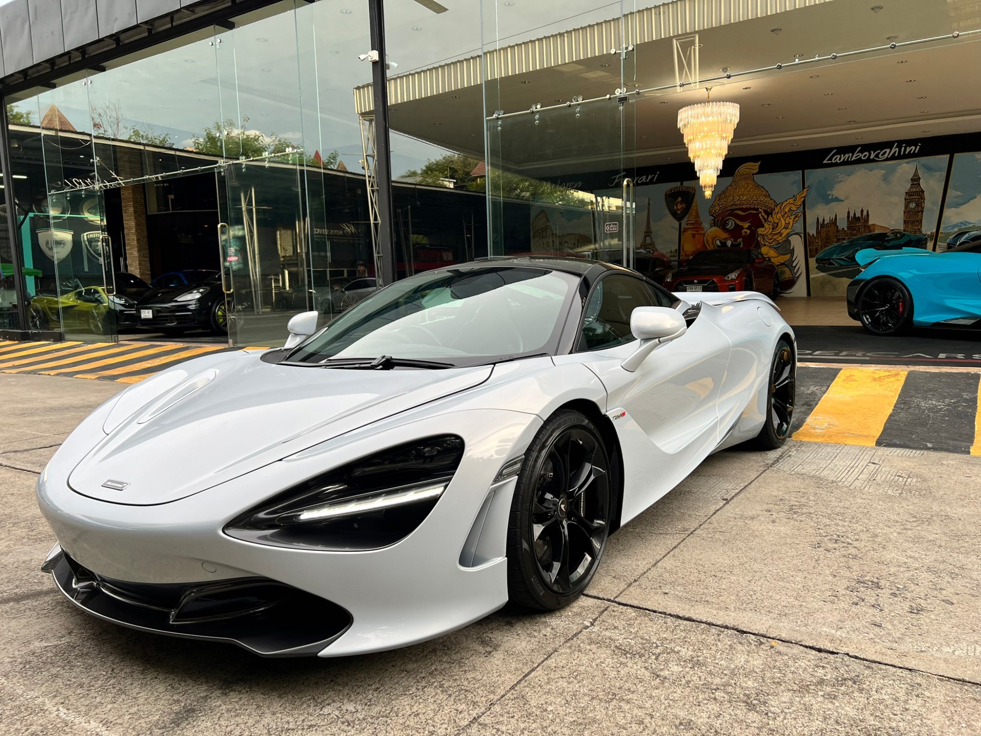 2021 McLaren 720S สีเทา