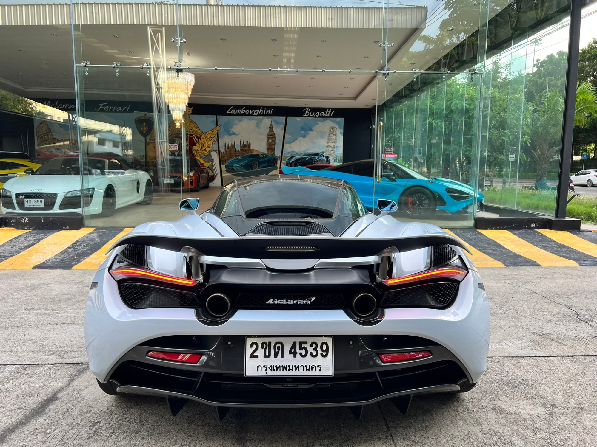 2021 McLaren 720S สีเทา