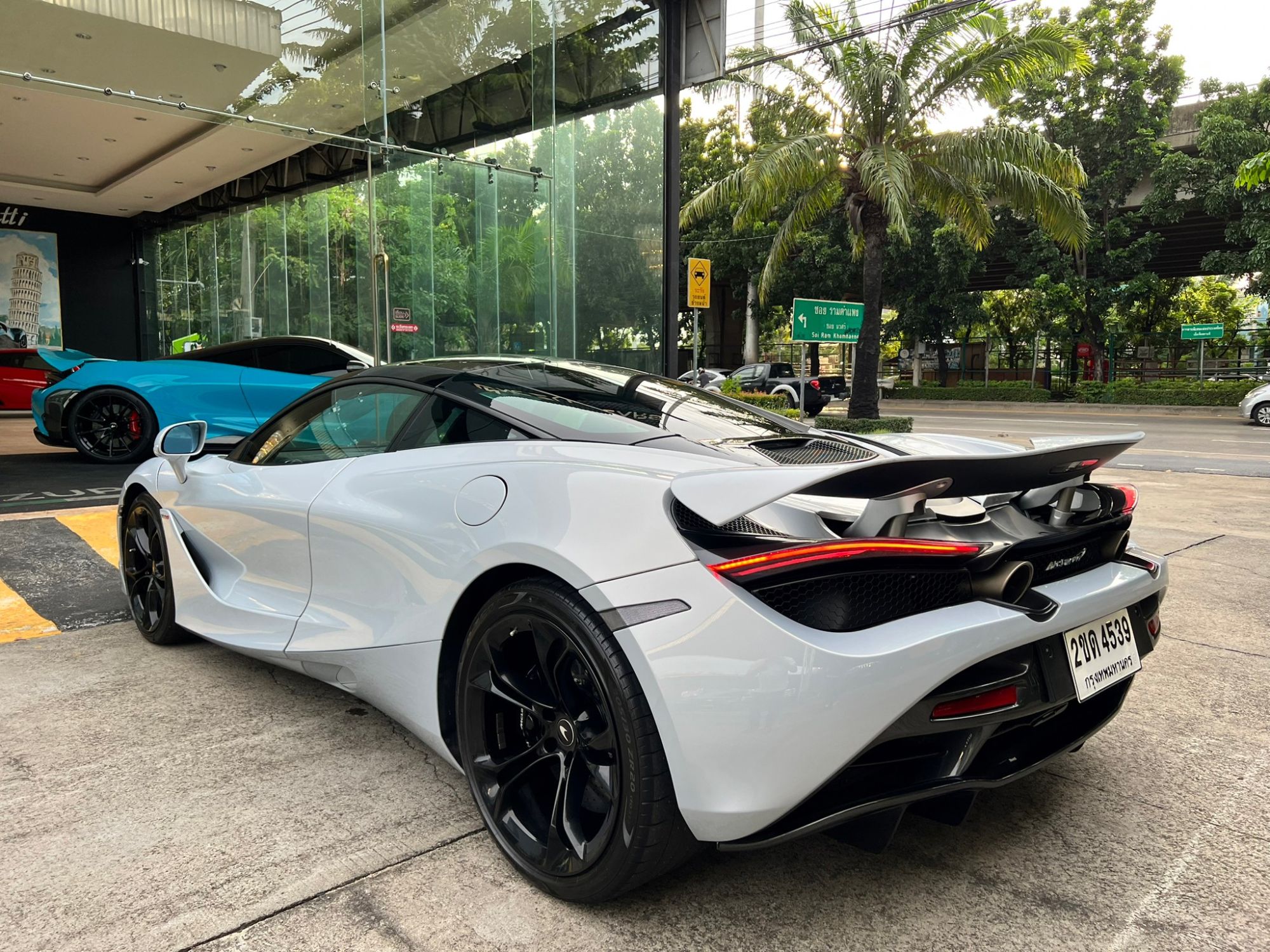 2021 McLaren 720S สีเทา