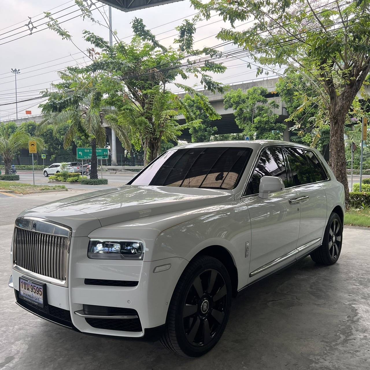 2023 Rolls-Royce Cullinan สีขาว