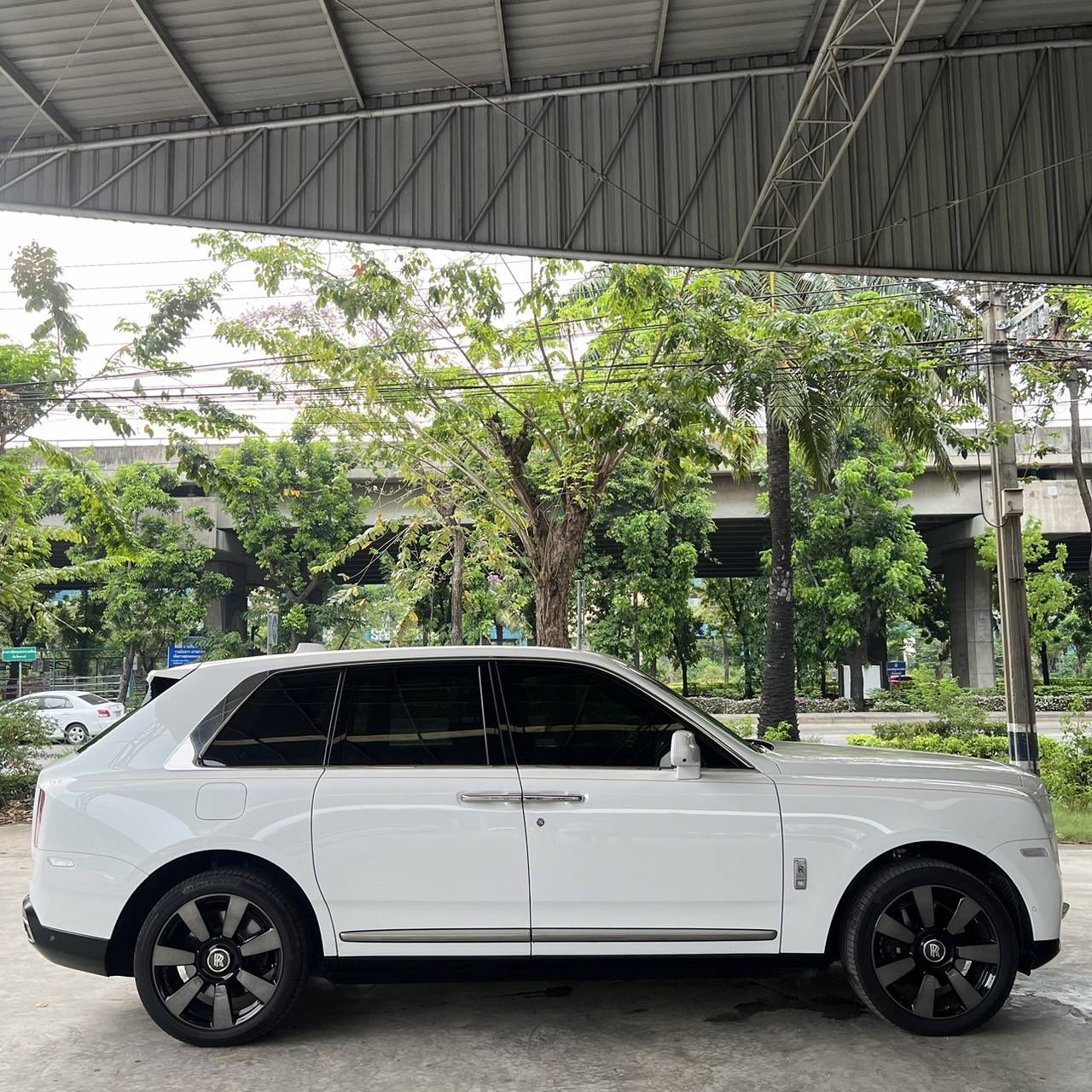 2023 Rolls-Royce Cullinan สีขาว