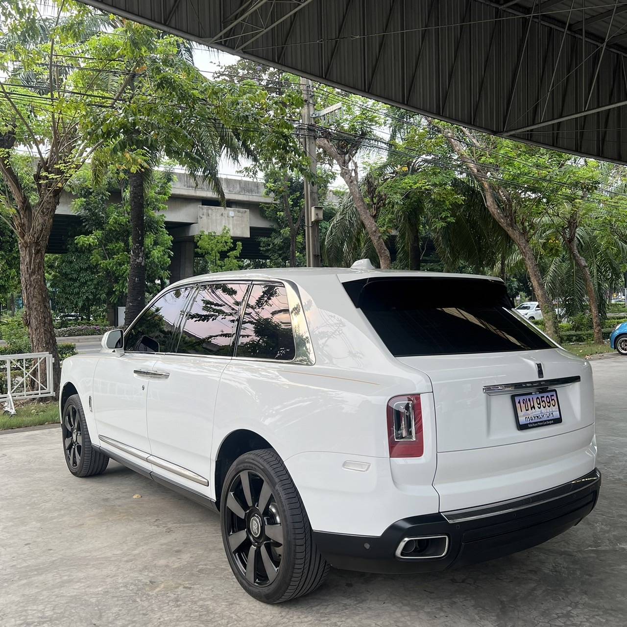 2023 Rolls-Royce Cullinan สีขาว