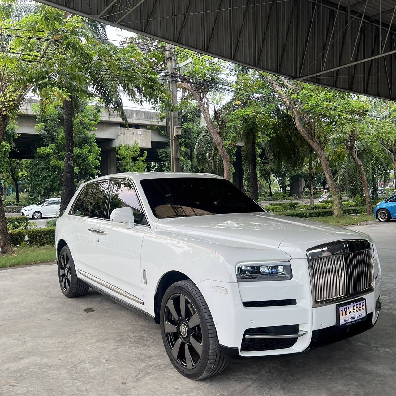 2023 Rolls-Royce Cullinan สีขาว