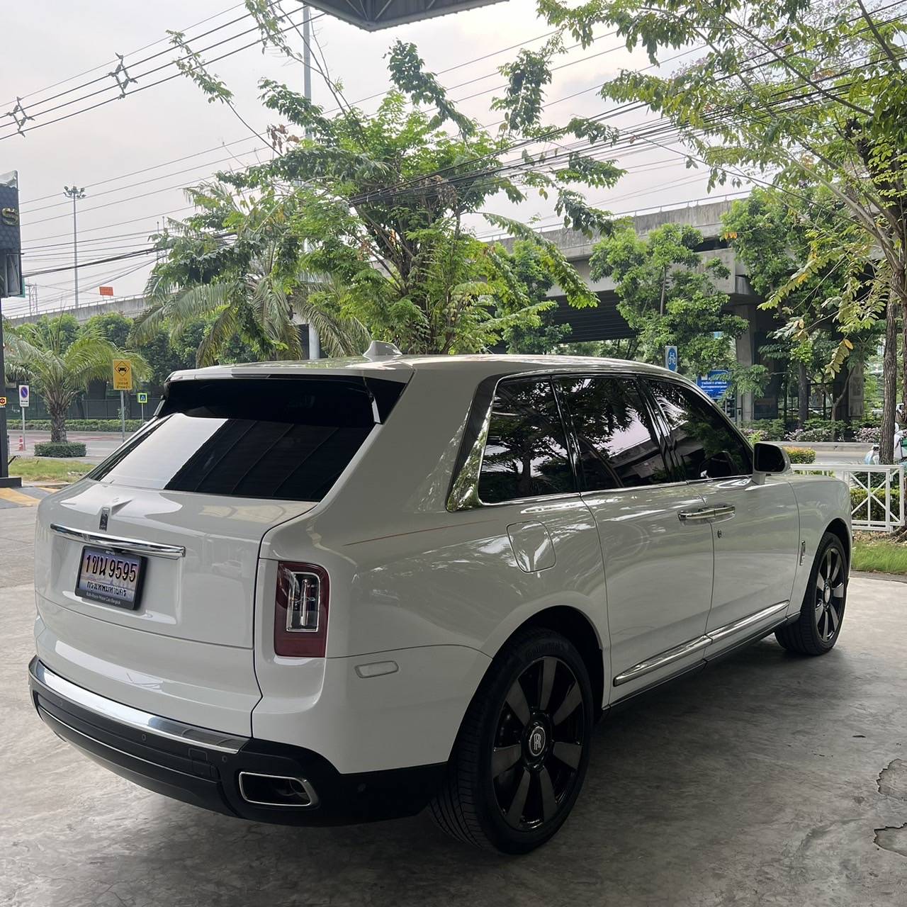 2023 Rolls-Royce Cullinan สีขาว