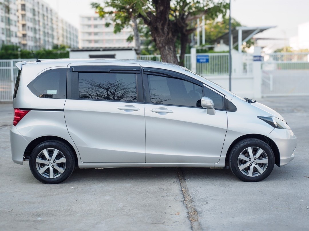 2012 Honda Freed สีเทา