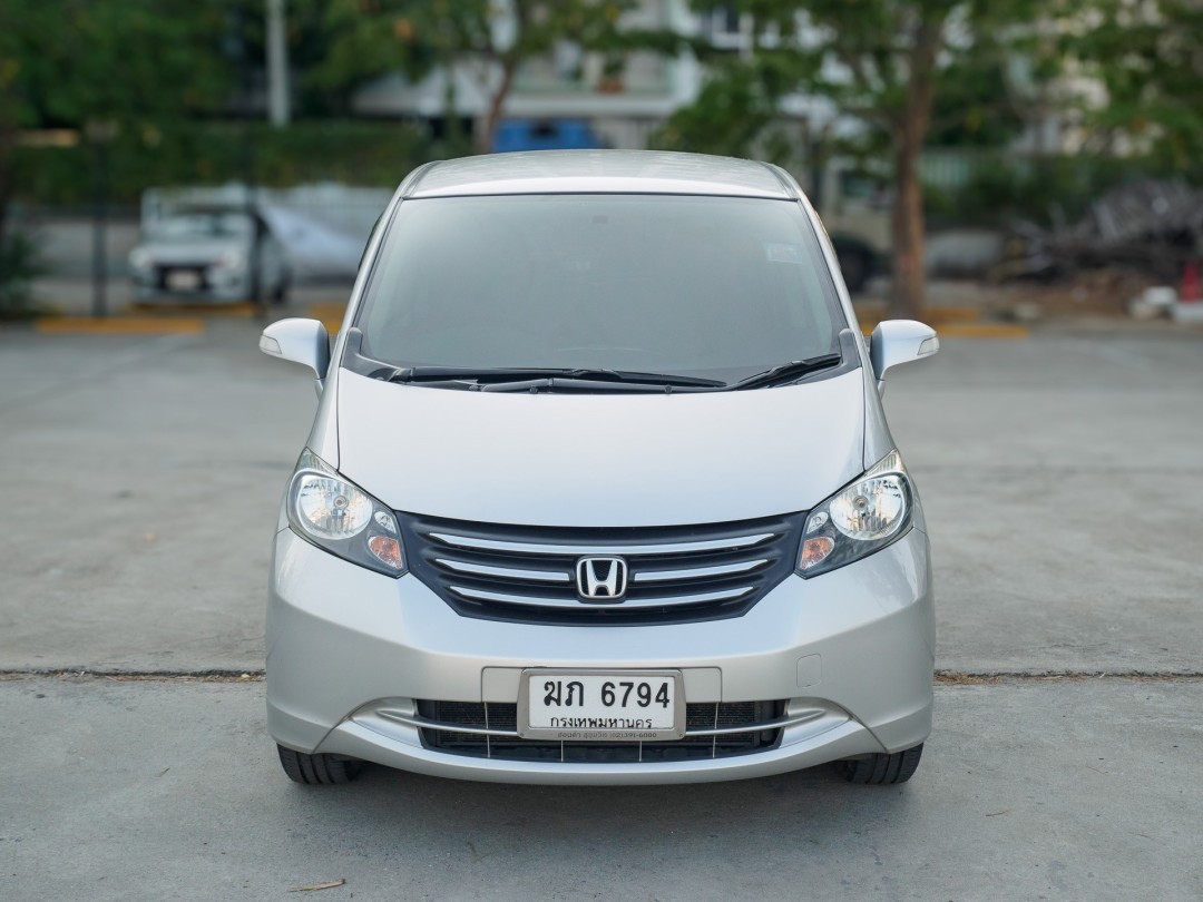 2012 Honda Freed สีเทา