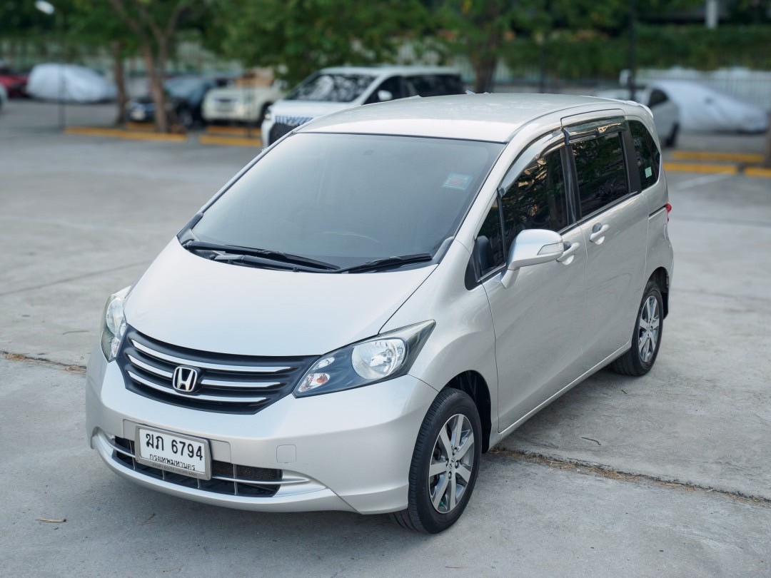 2012 Honda Freed สีเทา