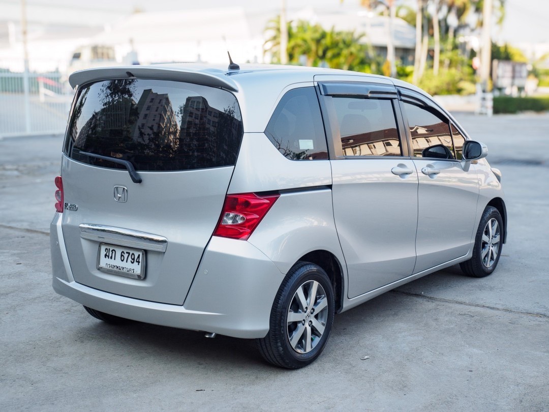 2012 Honda Freed สีเทา