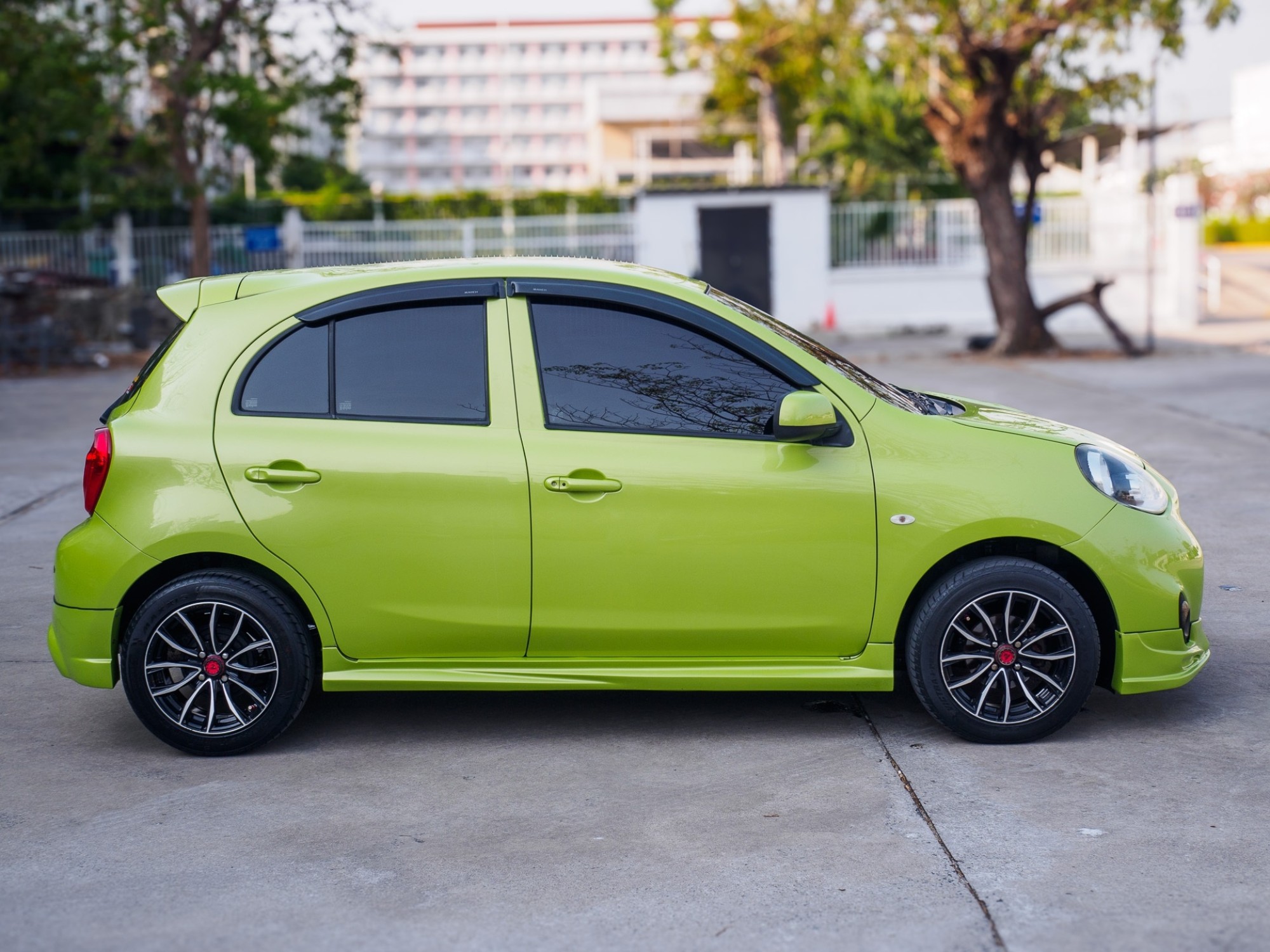 2013 Nissan March สีเขียว