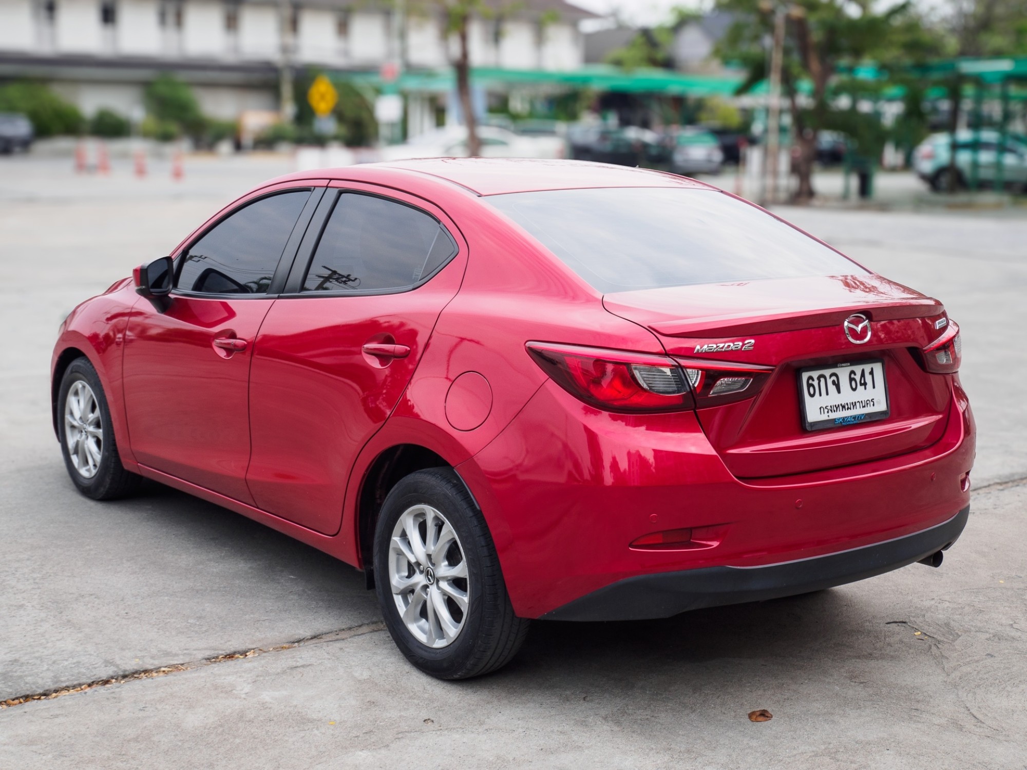 2017 Mazda 2 Sedan (4 ประตู) สีแดง