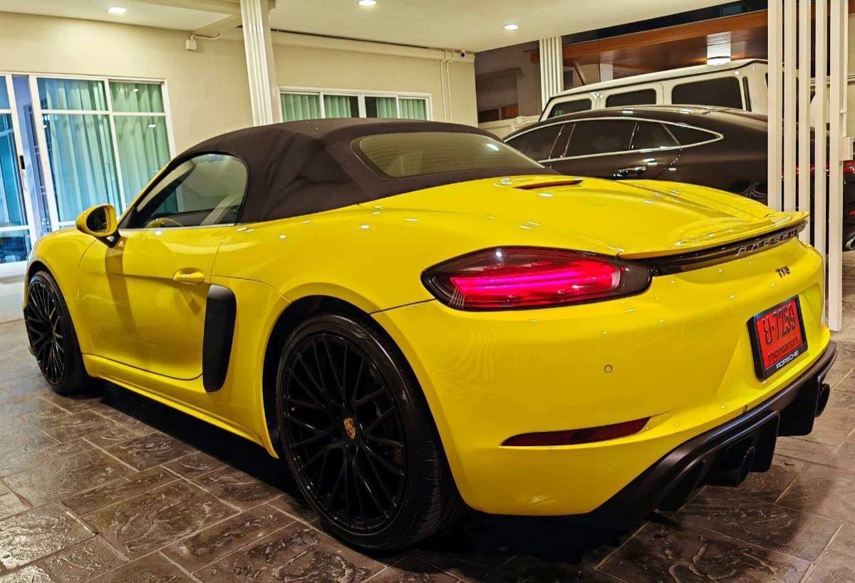 2020 Porsche 718 Boxster สีเหลือง