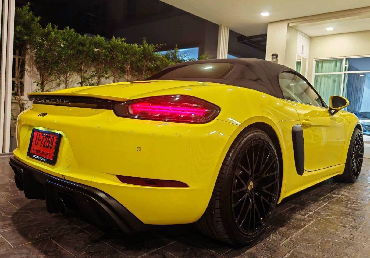 2020 Porsche 718 Boxster สีเหลือง