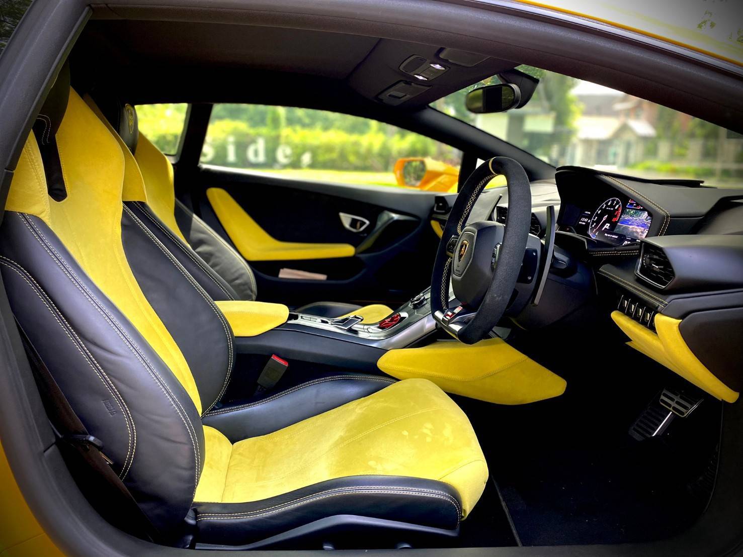 2016 Lamborghini Huracan Evo Spyder สีเหลือง