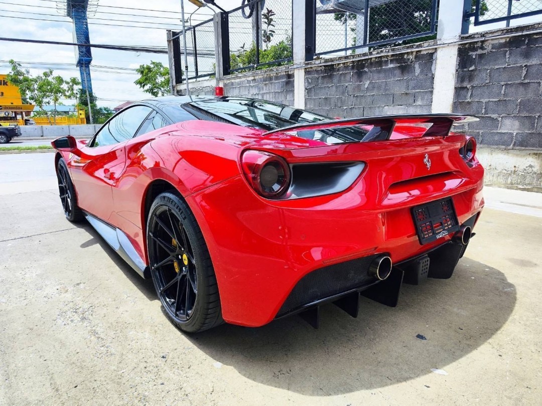 2017 Ferrari 488 GTB สีแดง