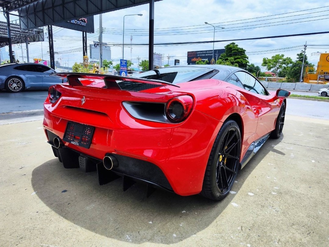 2017 Ferrari 488 GTB สีแดง