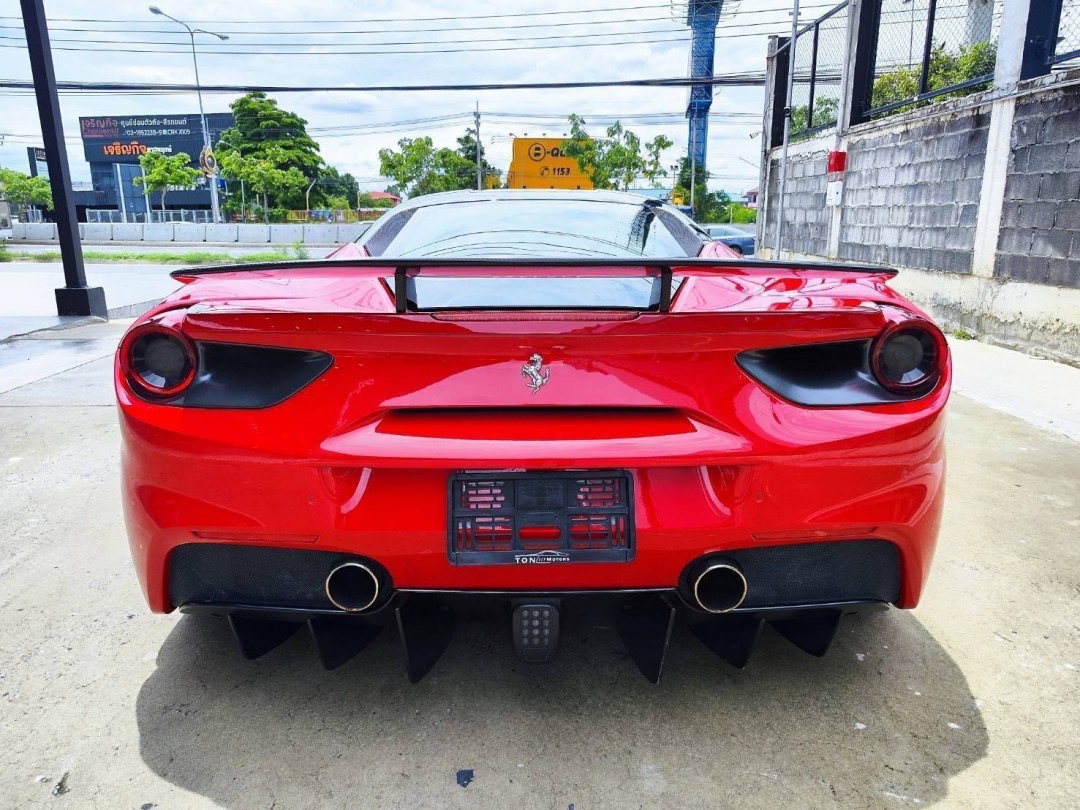 2017 Ferrari 488 GTB สีแดง