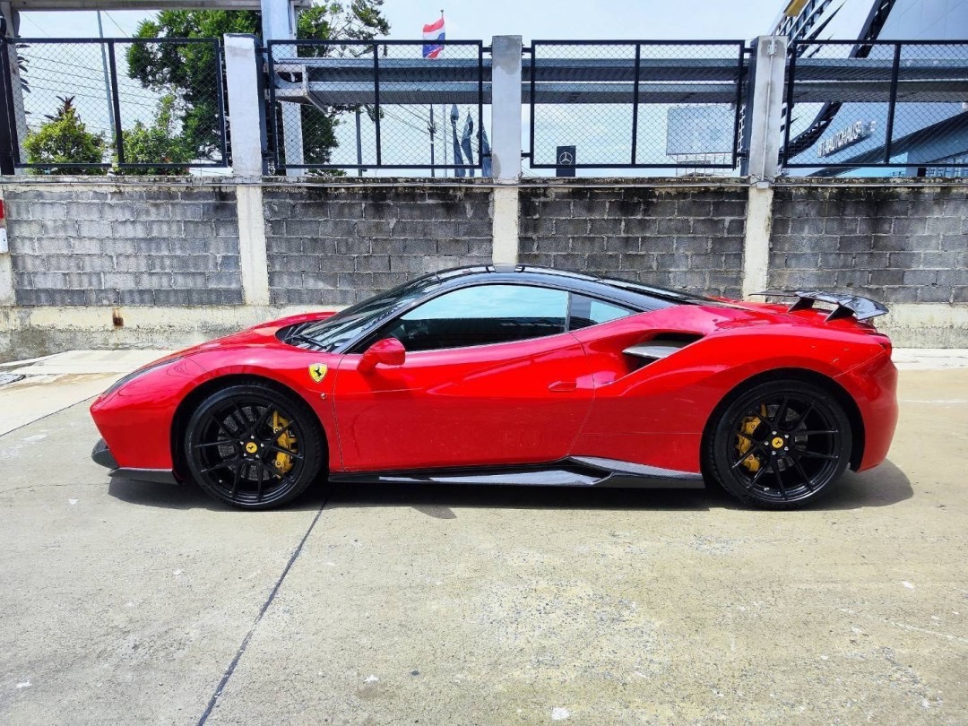 2017 Ferrari 488 GTB สีแดง