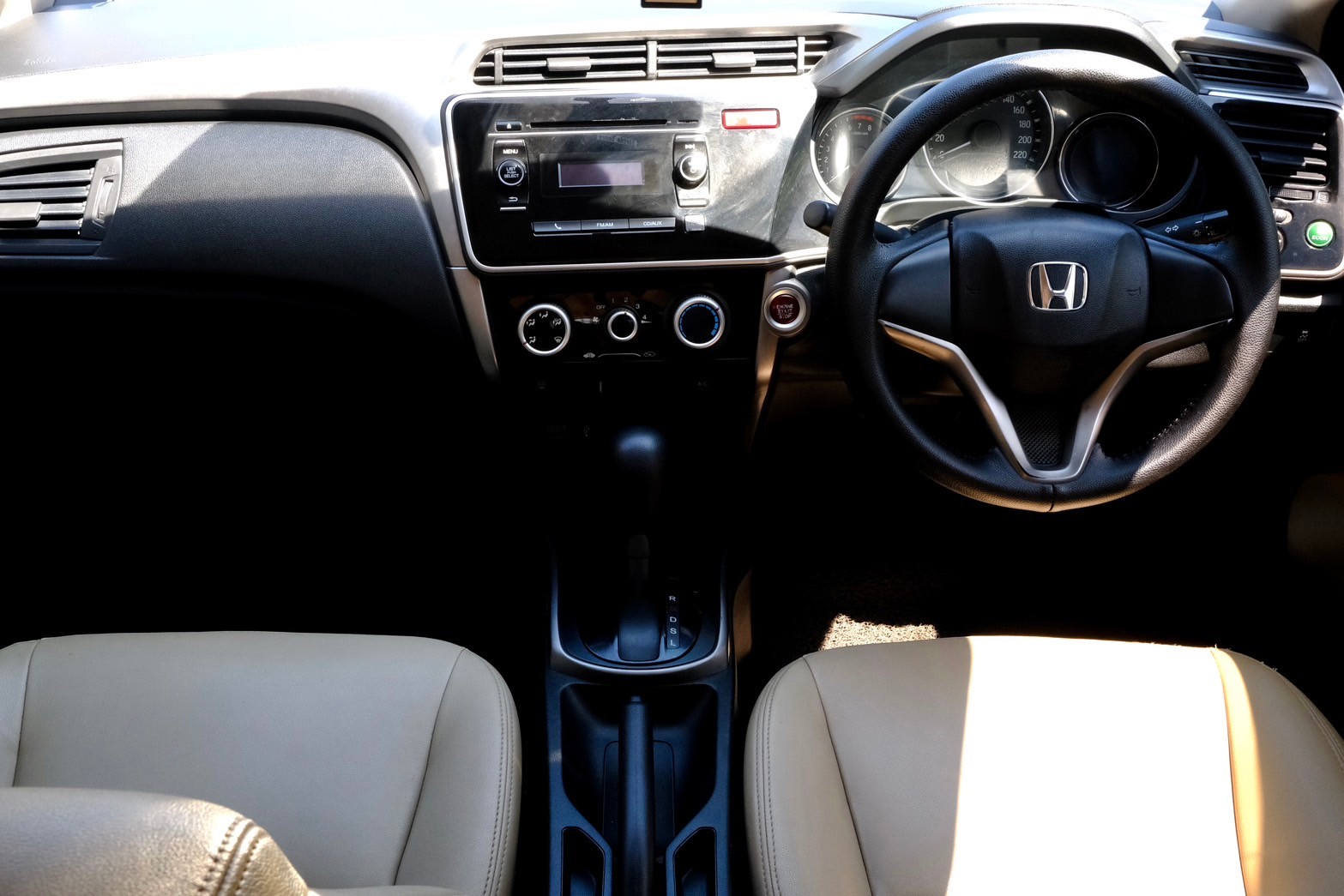 Honda City 1.5V เครื่องยนต์: เบนซิน เกียร์: ออโต้ ปี: 2015