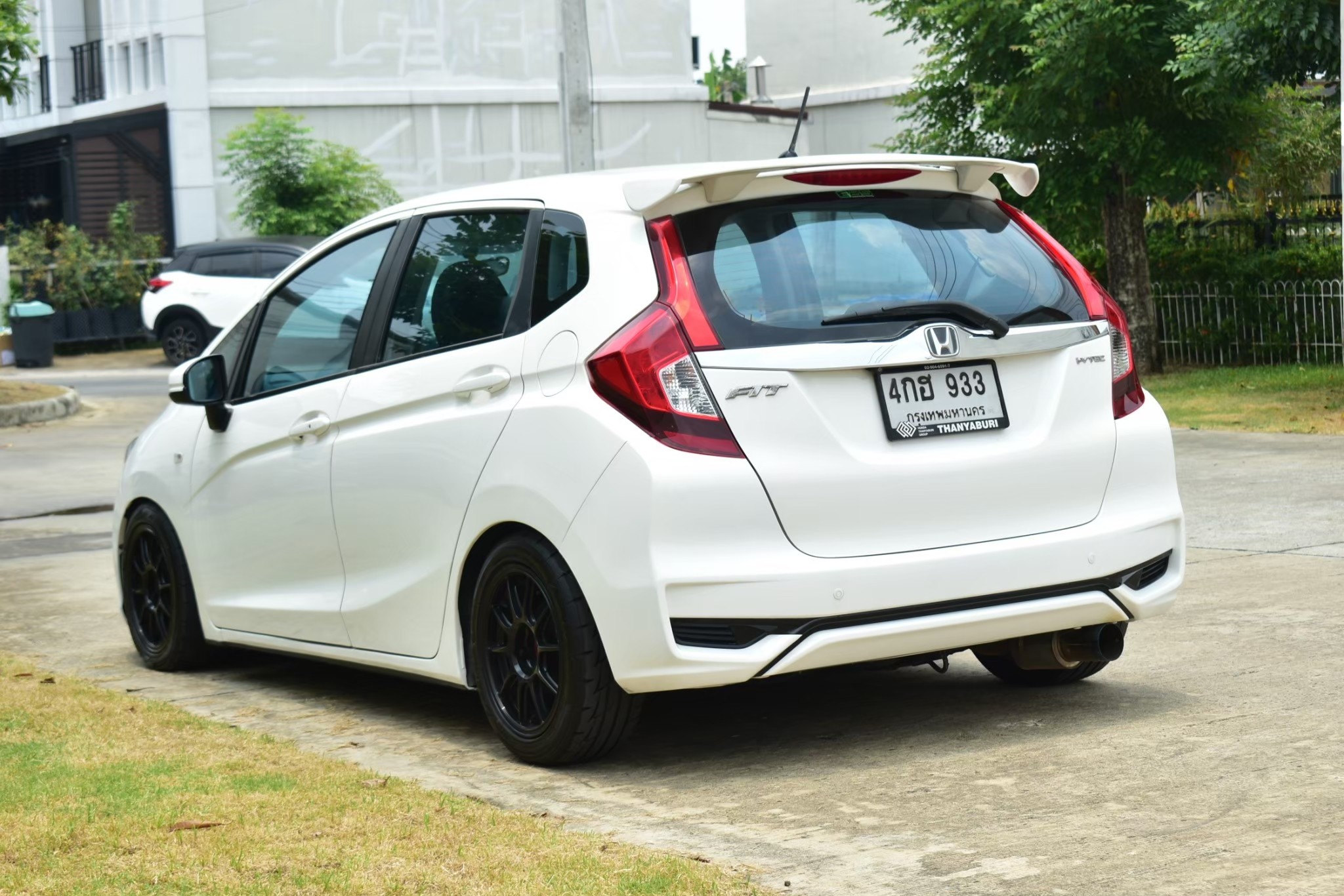 Honda Jazz Gk 1.5V+ เครื่องยนต์: เบนซิน เกียร์:ออโต้ ปี: 2016 สี:ขาว ไมล์: 9x,xxx Km.