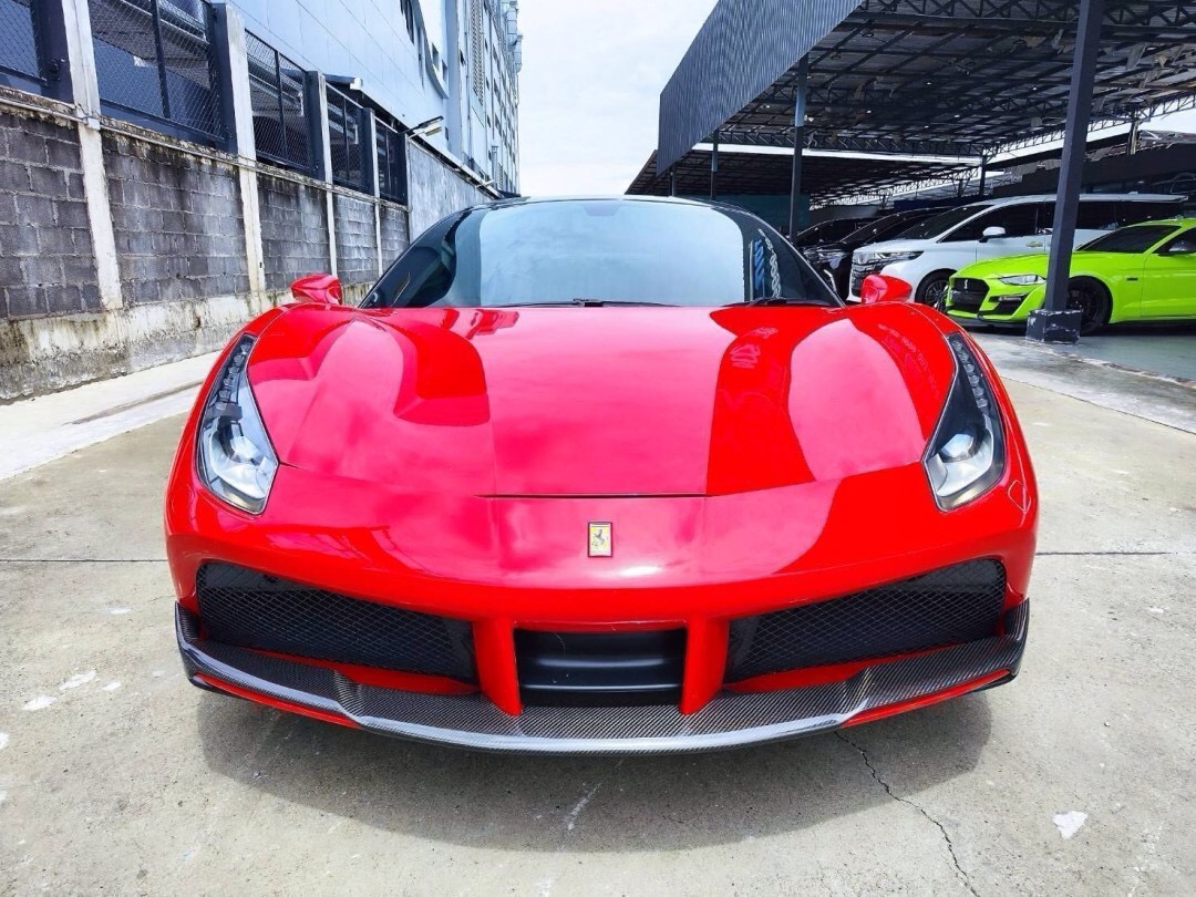 2017 Ferrari 488 GTB สีแดง