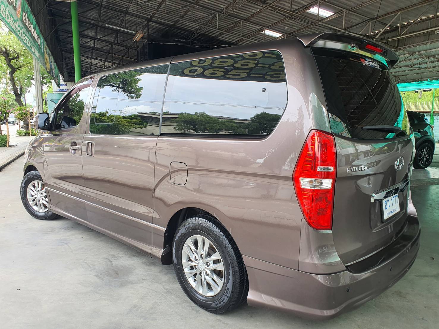 2015 Hyundai H-1 สีน้ำตาล