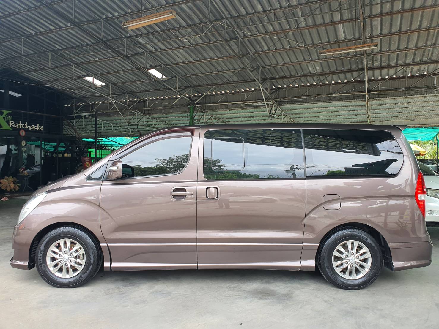 2015 Hyundai H-1 สีน้ำตาล