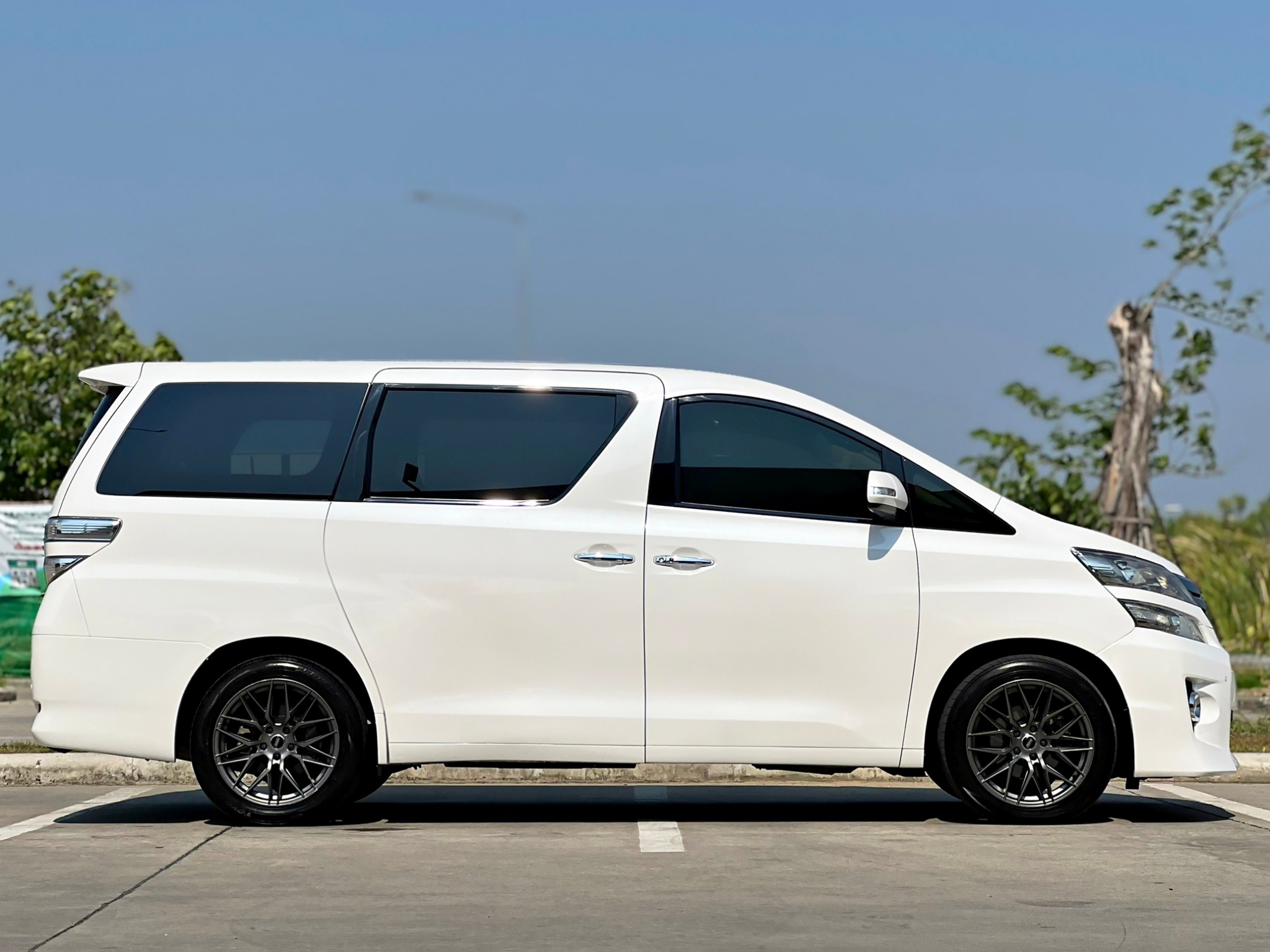 TOYOTA VELLFIRE 2.4V ปี2012 ไมล์130000 รถสวย มือเดียว