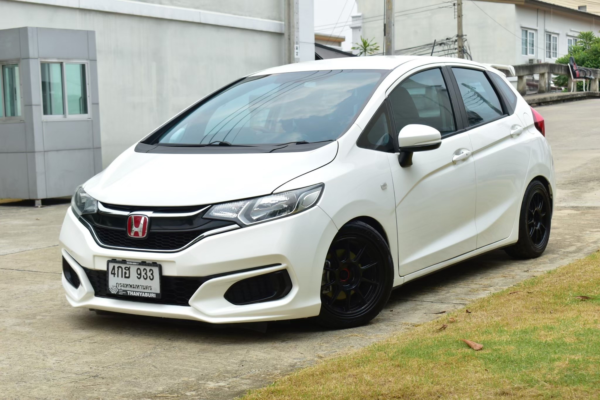 Honda Jazz Gk 1.5V+ เครื่องยนต์: เบนซิน เกียร์:ออโต้ ปี: 2016 สี:ขาว ไมล์: 9x,xxx Km.